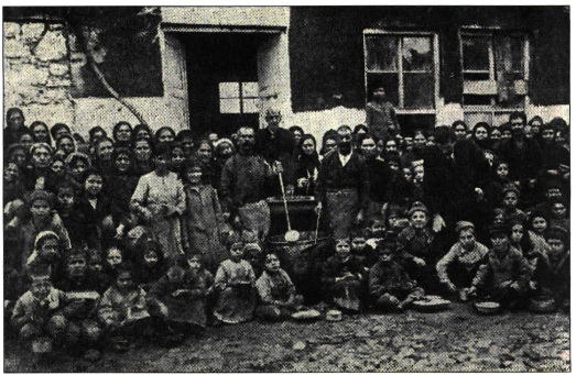 177. Διανομή συσσιτίου κατά τον πρώτο διωγμό σε πρόσφυγες στη Μυτιλήνη